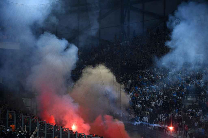 Sedikitnya tiga polisi terluka saat bom asap dan flare dilemparkan pada laga Marseille melawan Galatasaray dalam pertandingan Liga Europa, Jumat, 1 Oktober 2021 dini hari WIB. Laga tersebut berakhir imbang 0-0.