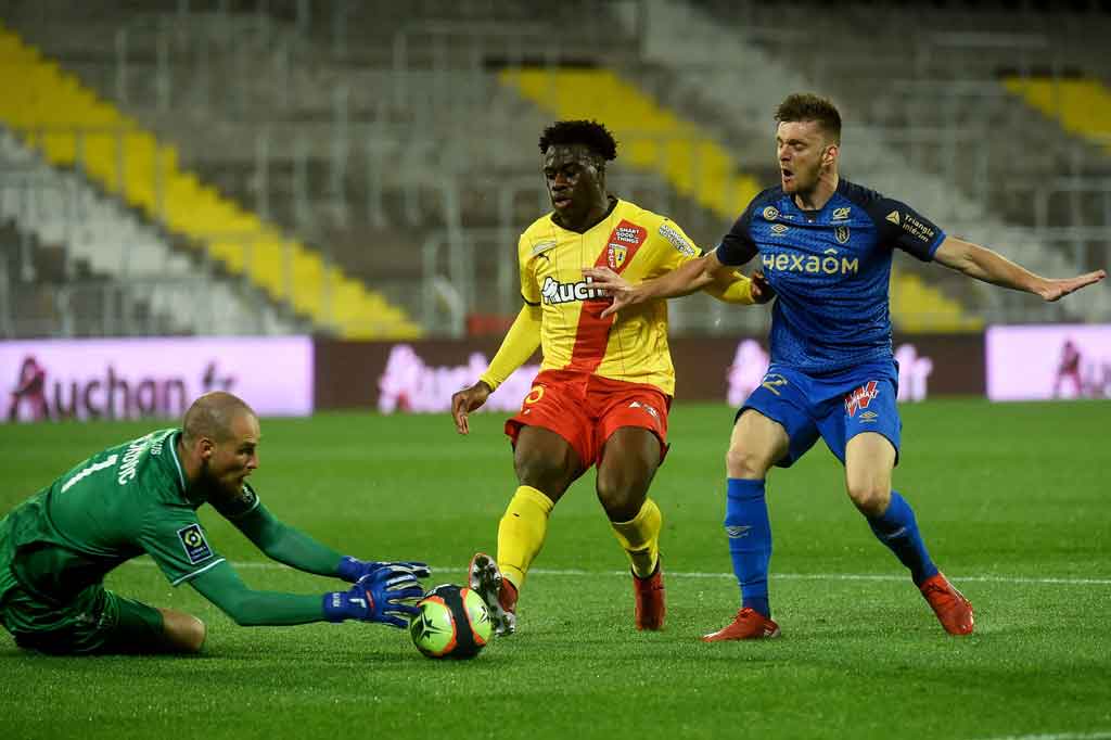 Lens memainkan pertandingan kandang kedua mereka di Stade Bollaert secara tertutup menyusul kerusuhan penonton dalam derby lokal melawan Lille bulan lalu.