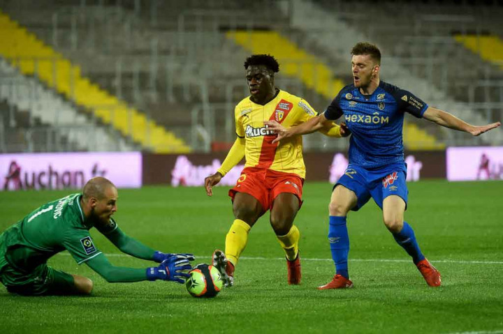 Lens memainkan pertandingan kandang kedua mereka di Stade Bollaert secara tertutup menyusul kerusuhan penonton dalam derby lokal melawan Lille bulan lalu.