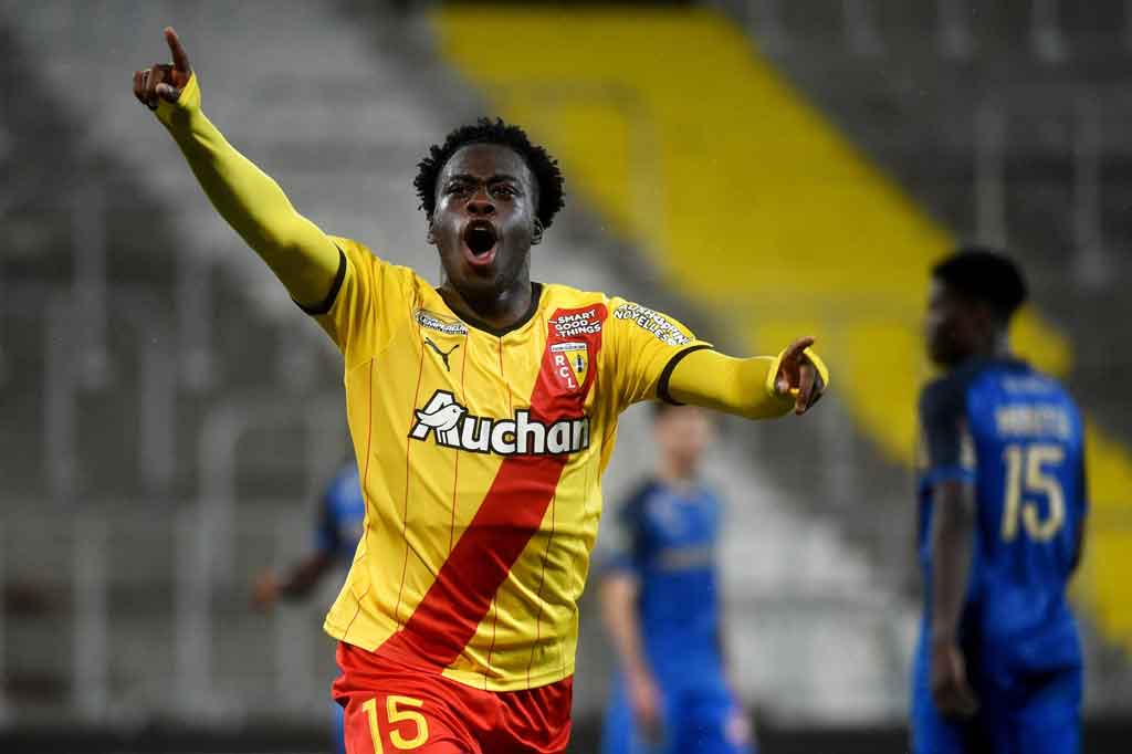 Arnaud Kalimuendo, baru berusia 19 tahun, membuka skor menjelang turun minum dari titik penalti setelah kartu merah diberikan kepada pemain sayap remaja Reims Hugo Ekitike karena melakukan pelanggaran berbahaya.