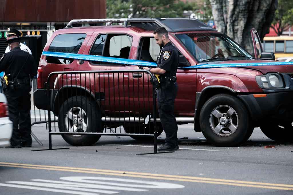 Polisi melakukan penyelidikan di lokasi terjadinya penembakan di sebuah taman bermain di Brooklyn, New York City, Jumat, 1 Oktober 2021 sore waktu setempat.
