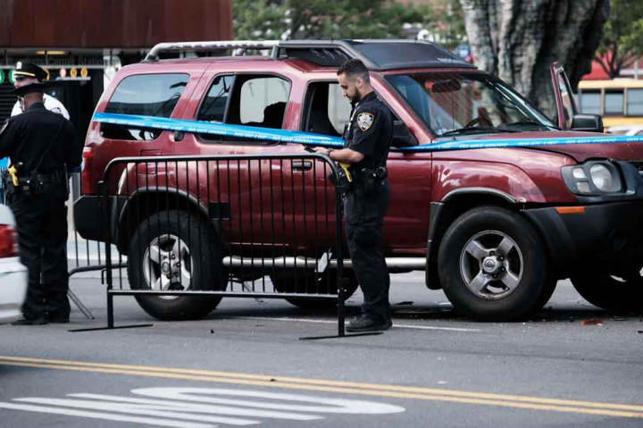 Polisi melakukan penyelidikan di lokasi terjadinya penembakan di sebuah taman bermain di Brooklyn, New York City, Jumat, 1 Oktober 2021 sore waktu setempat.