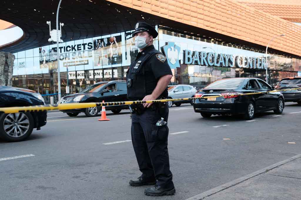 Seorang gadis 16 tahun dirawat di rumah sakit dalam kondisi serius setelah menjadi korban penembakan di taman bermain di lingkungan Brooklyn, New York City, Jumat, 1 Oktober 2021 sore waktu setempat. Menurut polisi korban bukan target para pelaku.