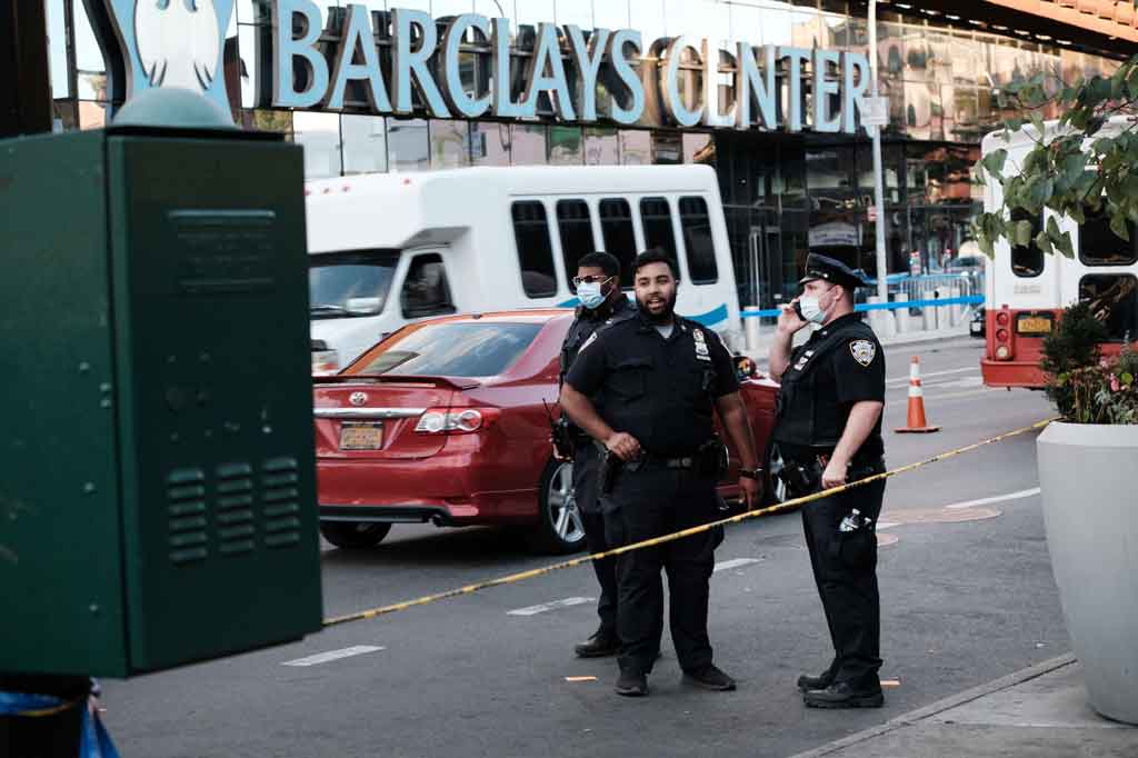 Pejabat NYPD mengatakan remaja itu ditembak sekitar pukul 15.00 sore saat sedang duduk bersama teman-temannya di dekat Taman Bermain Gowanus di Wyckoff Street, Boerum Hill.