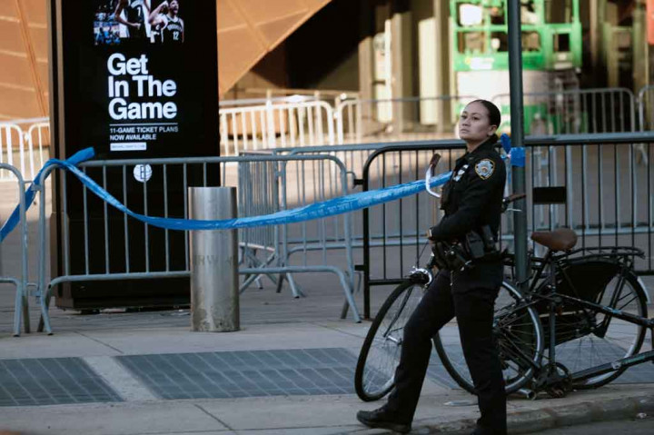 Video pengawasan yang diperoleh NYPD menunjukkan diduga para tersangka yang melarikan diri dengan sepeda dan berjalan kaki usai melakukan penembakan.