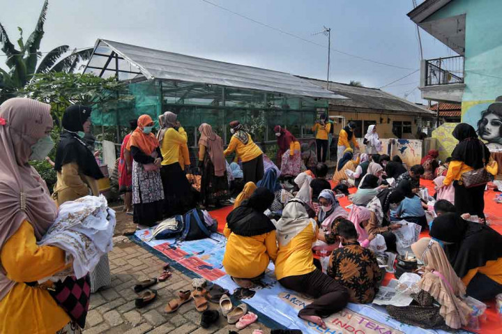 Sejumlah warga mulai dari anak-anak hingga orang dewasa sedang belajar membatik di kampung batik Cibuluh, Bogor, Jawa Barat, Sabtu, 2 Oktober 2021. 