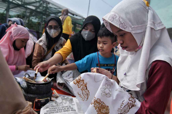 Hari Batik Nasional jatuh setiap tanggal 2 Oktober. Untuk memperingati Hari Batik Nasional, kampung batik Cibuluh, Kota Bogor, Jawa Barat mengadakan kegiatan belajar membatik.