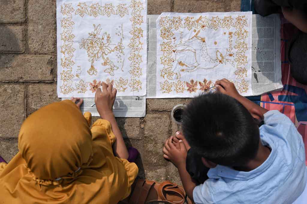 Hari ini, Sabtu, 2 Oktober 2021 kampung Batik Cibuluh menggelar acara Kampung Batik Cibuluh Fair 2021 yang menyediakan 100 fasilitas untuk warga yang ingin belajar membatik.