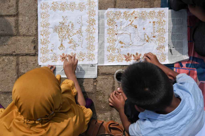 Hari ini, Sabtu, 2 Oktober 2021 kampung Batik Cibuluh menggelar acara Kampung Batik Cibuluh Fair 2021 yang menyediakan 100 fasilitas untuk warga yang ingin belajar membatik.