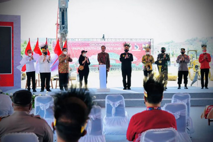 Presiden Joko Widodo melakukan groundbreaking Papua Youth Creative Hub di Distrik Abepura, Kota Jayapura, Provinsi Papua, pada Sabtu, 2 Oktober 2021. Presiden berharap kehadiran Papua Youth Creative Hub dapat menjadi motor penggerak sekaligus pusat pengembangan talenta di Papua.