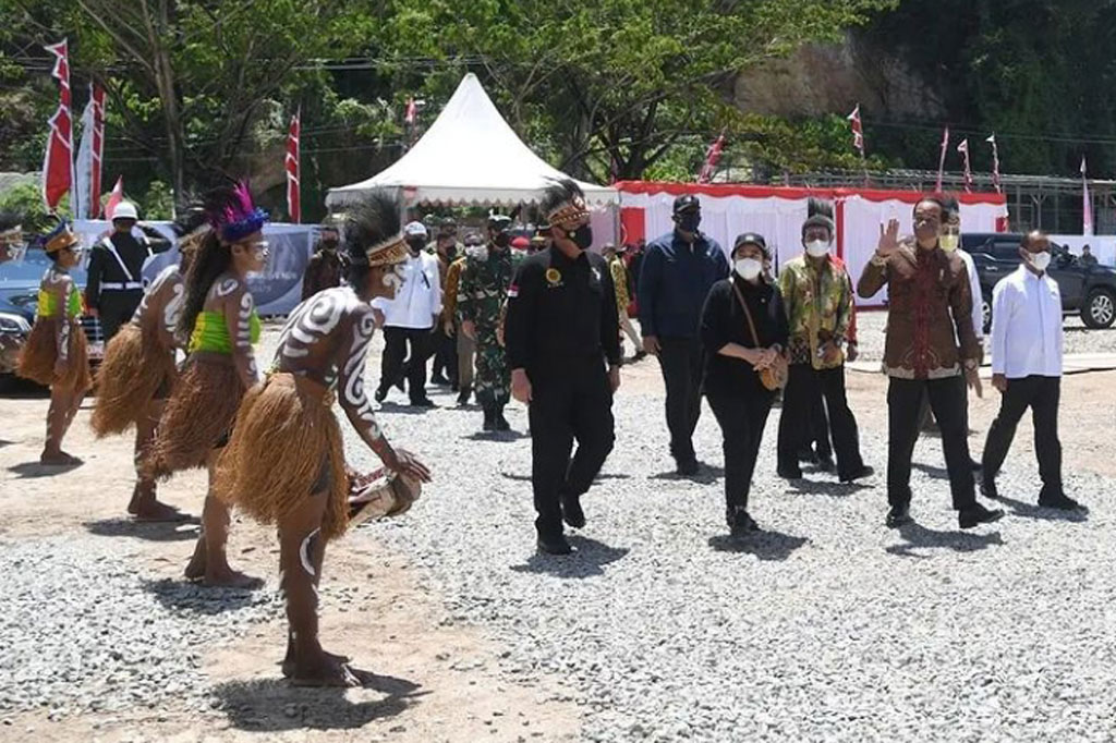 Turut hadir dalam acara tersebut yaitu Ketua DPR Puan Maharani, Menteri Pertahanan Prabowo Subianto, Menteri PUPR Basuki Hadimuljono, Menteri Investasi/Kepala BKPM Bahlil Lahadalia, Kepala Badan Intelijen Negara Budi Gunawan, Panglima TNI Marsekal Hadi Tjahjanto, Kapolri Jenderal Listyo Sigit Prabowo, Wali Kota Jayapura Benhur Tomi Mano, dan Staf Khusus Presiden Billy Mambrasar.