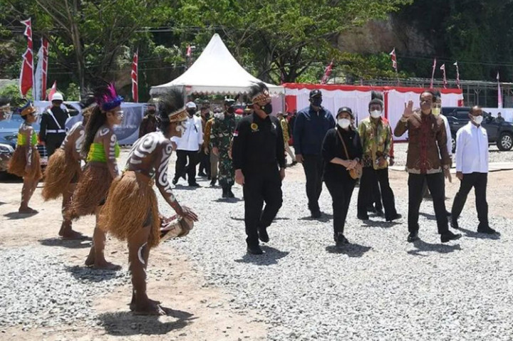 Turut hadir dalam acara tersebut yaitu Ketua DPR Puan Maharani, Menteri Pertahanan Prabowo Subianto, Menteri PUPR Basuki Hadimuljono, Menteri Investasi/Kepala BKPM Bahlil Lahadalia, Kepala Badan Intelijen Negara Budi Gunawan, Panglima TNI Marsekal Hadi Tjahjanto, Kapolri Jenderal Listyo Sigit Prabowo, Wali Kota Jayapura Benhur Tomi Mano, dan Staf Khusus Presiden Billy Mambrasar.