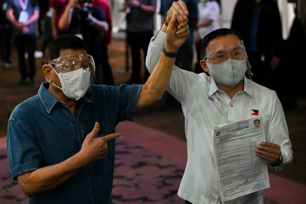 Langkah yang mengejutkan itu memantik spekulasi bahwa Duterte tengah memuluskan jalan bagi puterinya untuk menjadi presiden. Para pengamat politik telah lama menduga Duterte akan membuat kejutan, misalnya dengan pencalonan puterinya, Sara Duterte-Carpio, sebagai presiden dalam pemilu tahun depan.