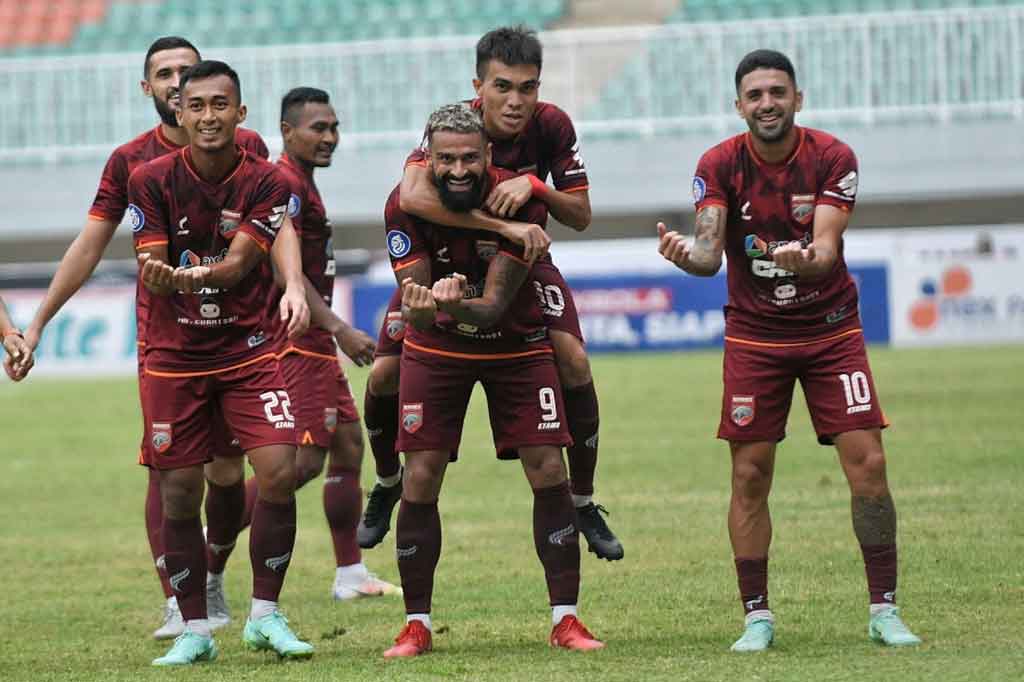 Pemain Borneo FC melakukan selebrasi usai mencetak gol ke gawang Persita Tangerang pada laga lanjutan BRI Liga 1 antara Borneo FC vs Persita Tangerang di Stadion Pakansari, Kabupaten Bogor, Jawa Barat, Sabtu, 2 Oktober 2021.