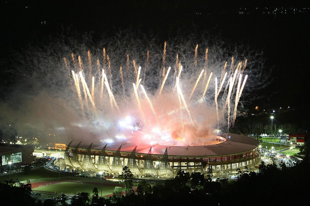 Kembang api warna-warni memeriahkan suasana Stadion Lukas Enembe, yang berkapasitas 40 ribu penonton (saat pembukaan diisi hanya 25 persen dari kapasitas). Pertunjukan kembang api juga berlangsung di Jembatan Merah Youtefa di Jayapura.