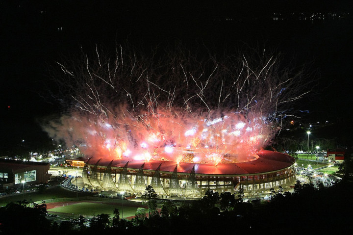 Pesta kembang api tersebut menyemarakkan event olahraga empat tahunan yang diikuti 6.484 atlit dari 34 Provinsi di tanah Papua.