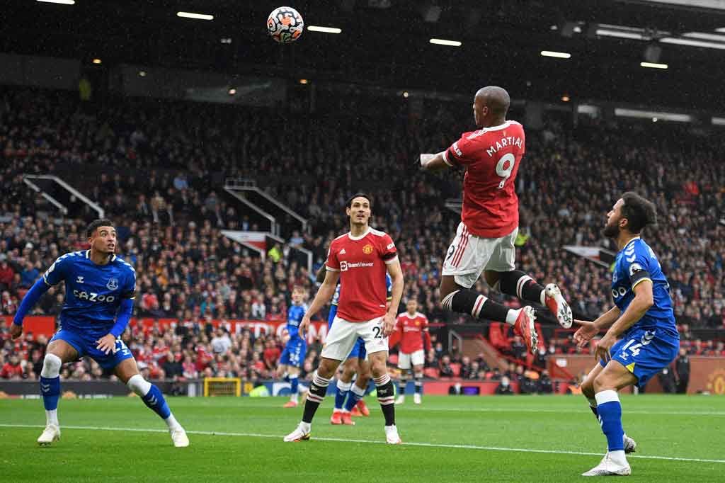 Setan Merah menguasai jalannya pertandingan dari awal laga. Peluang pertama diperoleh lewat tandukan Anthony Martial pada menit ke-6 menyambut umpan silang Aaron Wan-Bissaka. Sayang bola masih menyamping.