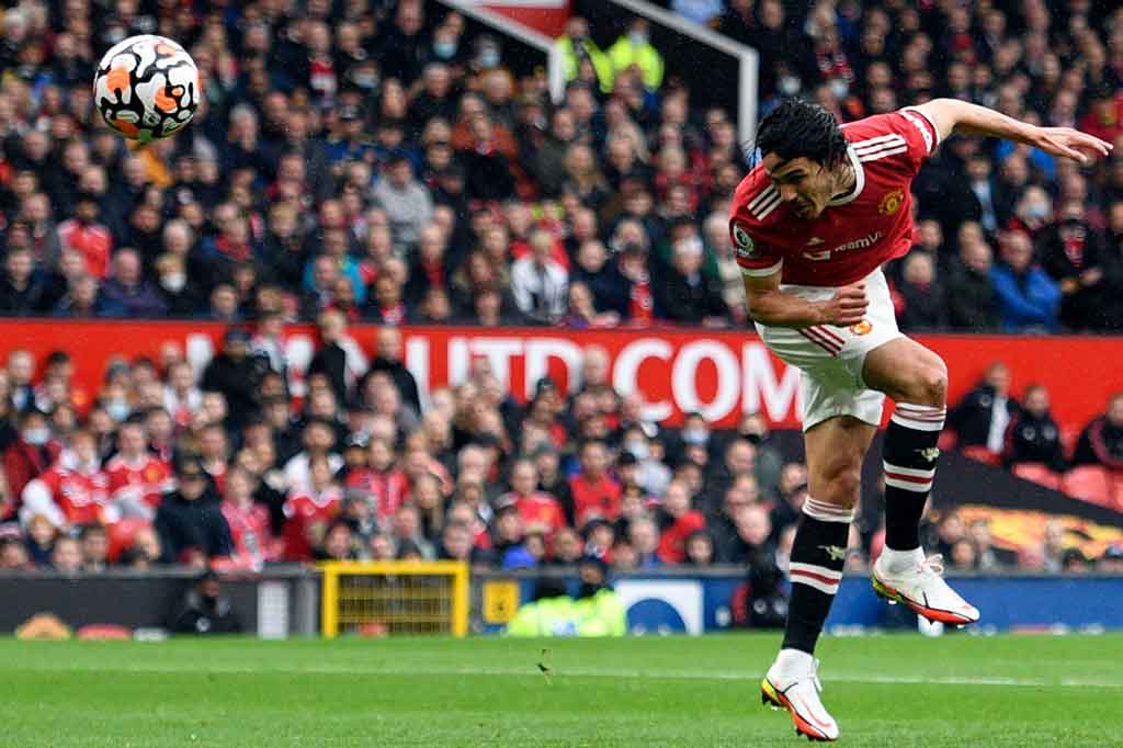 Pada menit ke-21 peluang emas didapat Edinson Cavani untuk menjebol gawang Everton. Sayang sundulannya berhasil ditepis kiper Jordan Pickford. 