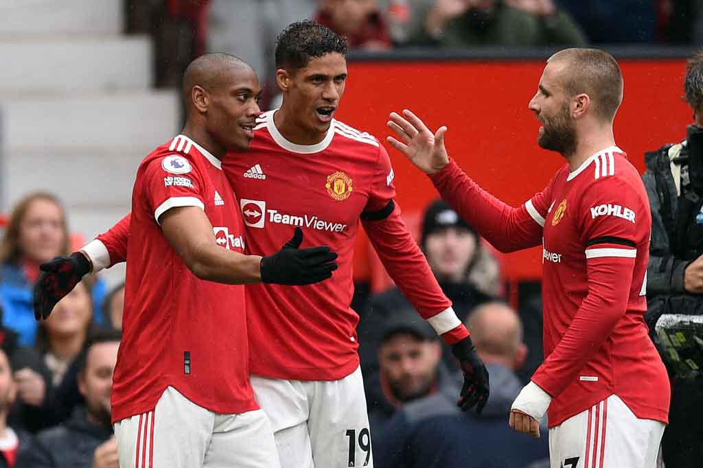 Terus menyerang, tuan rumah akhirnya berhasil membobol gawang Everton pada menit ke-42. Sepakan Anthony Martial menyelesaikan umpan Bruno Fernandes bersarang di pojok kanan atas gawang Pickford. Skor 1-0 untuk MU bertahan hingga jeda.