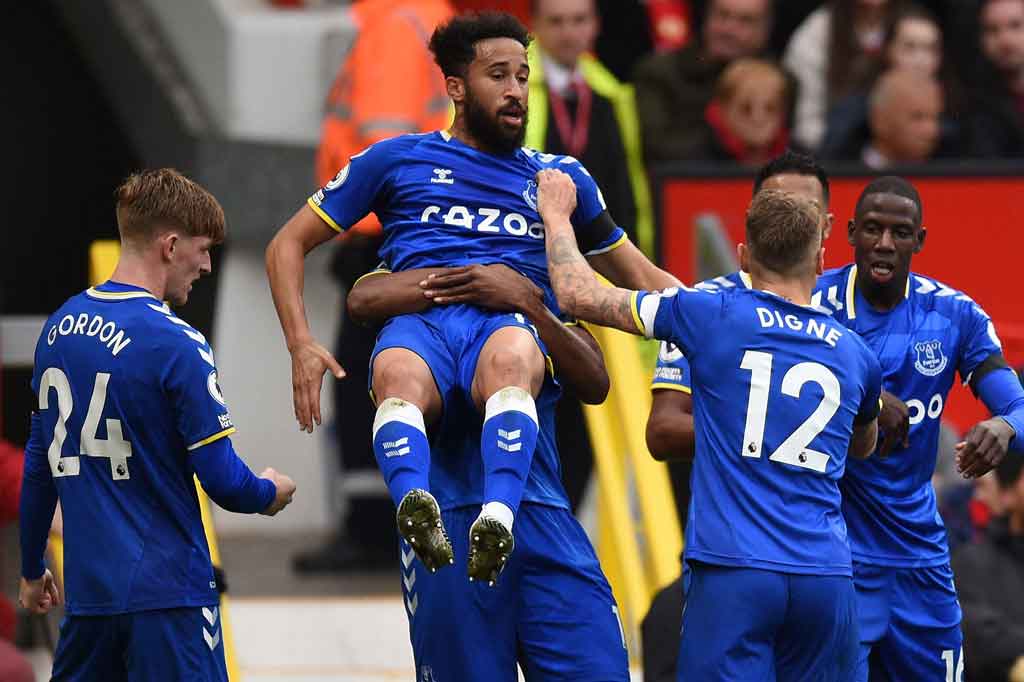 Di babak kedua MU masih menguasai jalannya pertandingan. Namun justru tim tamu yang berhasil menyamakan kedudukan. Gol tercipta pada menit ke-65 lewat Andros Townsend lewat skema serangan balik. 