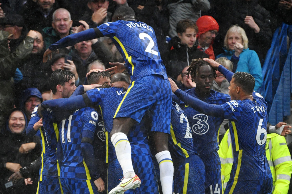 Kemenangan 3-1 atas Southampton membawa Chelsea ke puncak klasemen dengan 16 angka. Mereka unggul dua poin dari Liverpool di posisi kedua. Sementara, The Saints di posisi ke-17 dengan baru mengumpulkan empat angka. 