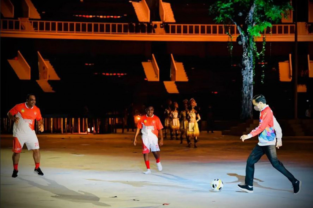 Ajakan tersebut disambut senang oleh Kepala Negara yang terlihat tersenyum dan segera menghampirinya untuk memulai bermain bola dengan keempat pemuda di lapangan. Setiap kali Presiden menendang bola, penonton menyambutnya dengan riuh dan tepuk tangan.