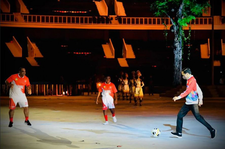 Ajakan tersebut disambut senang oleh Kepala Negara yang terlihat tersenyum dan segera menghampirinya untuk memulai bermain bola dengan keempat pemuda di lapangan. Setiap kali Presiden menendang bola, penonton menyambutnya dengan riuh dan tepuk tangan.