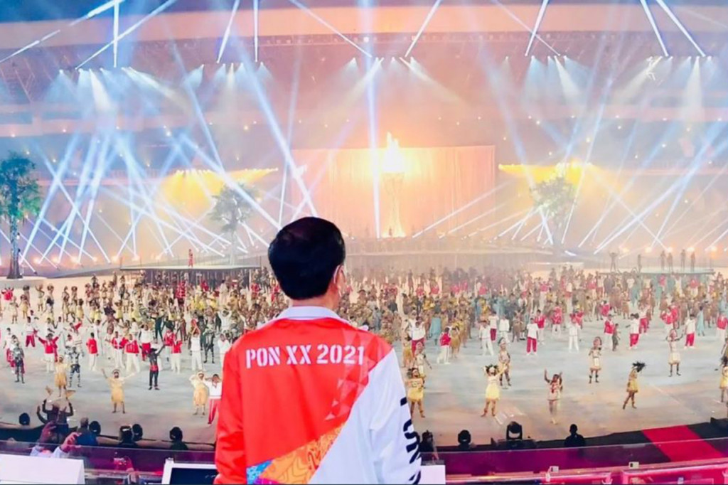 Pesta kembang api di langit stadion makin memeriahkan acara pembukaan PON XX Papua.