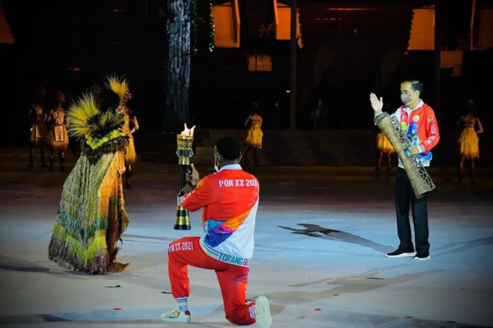 Setelahnya bermain bola, anak kecil tersebut memberikan alat musik tifa kepada Presiden untuk ditabuh dan kemudian diikuti secara serentak oleh para undangan di Stadion Lukas Enembe, Kabupaten Jayapura.
