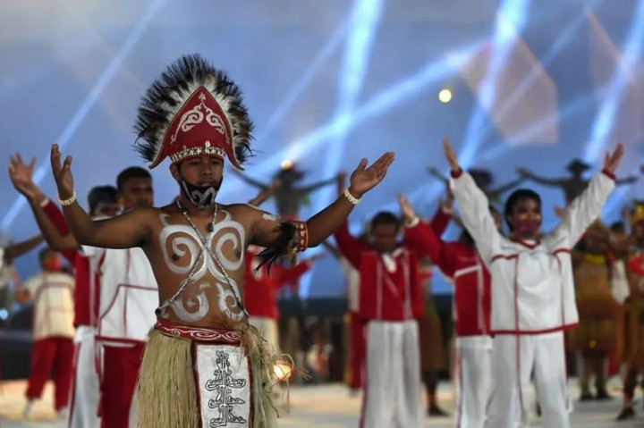 Usai sambutan sekaligus pembukaan secara resmi oleh Presiden Joko Widodo, acara dilanjutkan dengan tampilan kreatif dan pertunjukan budaya serta penyalaan api kalderon diiringi lagu tema PON XX Papua 2021 Torang Bisa.