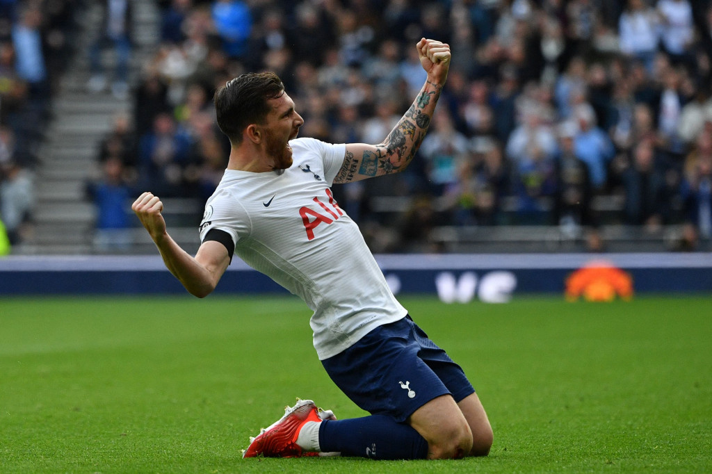 Di babak pertama, tuan rumah memimpin lewat gol Pierre-Emile Hoejbjerg pada menit ke-27.