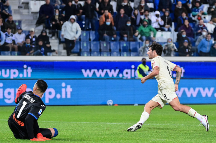 Sandro Tonali saat mencetak gol ke gawang Atalanta dalam lanjutan Liga Italia.
