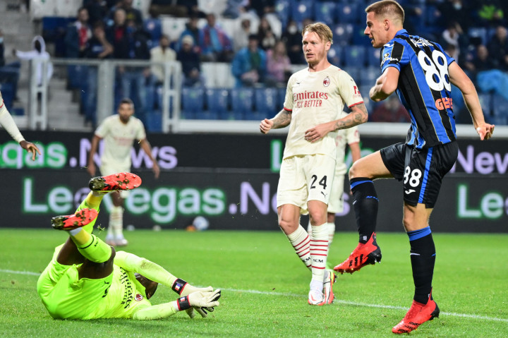 Mario Pasalic saat mencetak gol ke gawang AC Milan dalam lanjutan Liga Italia.