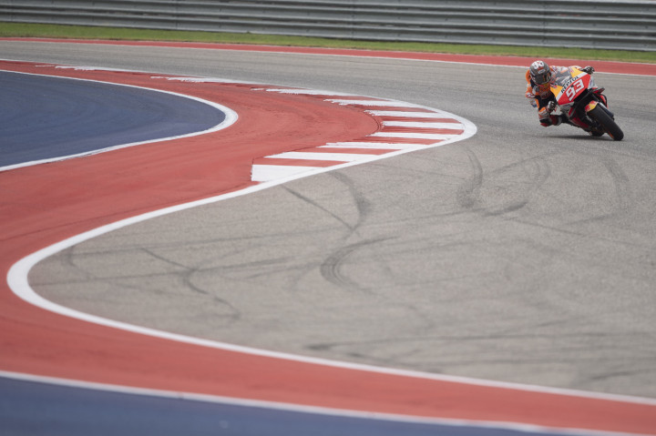 Rider 27 tahun dari tim Repsol Honda itu melakukan start dengan sempurna. Dia melibas Francesco Bagnaia sang pemilik pole position dan Fabio Quartararo yang start kedua.