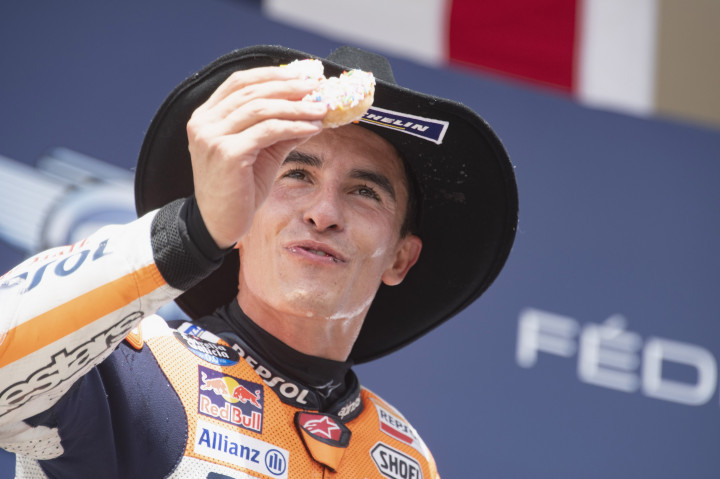 Usai memenangi MotoGP Amerika Serikat, Marc Marquez penuhi janjinya untuk makan donat. Sebelumnya Marquez memang sudah berjanji saat ia balapan minibike di trek gokart Circuit of The Americas bersama juara AMA Motocross asal Australia, Jet Lawrence. 
