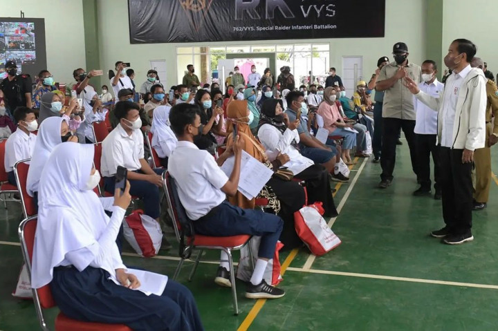 Presiden Joko Widodo meninjau pemberian vaksinasi yang digelar di Gedung Serbaguna Yonif Raider Khusus 762/VYS, Kecamatan Sorong Timur, Kota Sorong, Senin, 4 Oktober 2021.