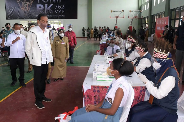 Presiden mengapresiasi antusiasme masyarakat di Provinsi Papua Barat dalam mengikuti program vaksinasi massal.