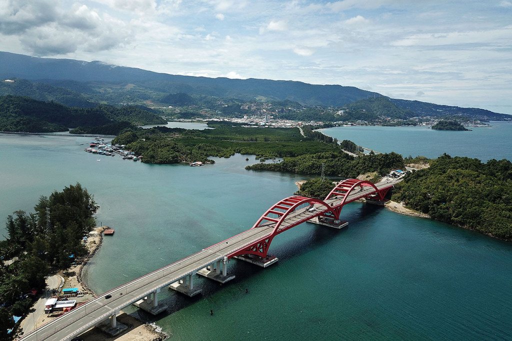 Berdiri kukuh dengan warna merahnya yang menyala, jembatan itu menghubungkan masyarakat dari Kota Jayapura lebih mudah mendapatkan akses menuju kawasan perbatasan dengan Papua Nugini.