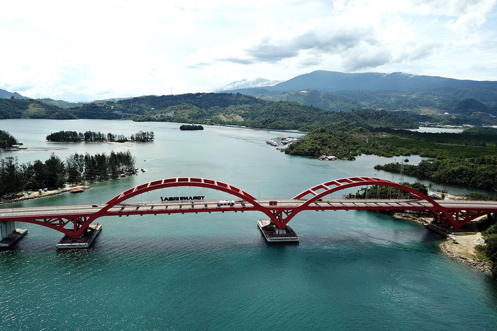 Foto aerial Jembatan Merah Youtefa (Holtekamp) di Teluk Youtefa, Kota Jayapura Papua, Minggu, 3 Oktober 2021.