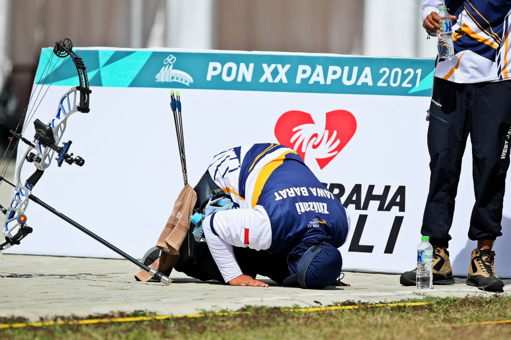 Tim panahan Jawa Barat Ratih Zil'izati Fadly bersujud setelah dinyatakan menang dalam nomor compound tunggal putri Pekan Olahraga Nasional (PON) XX Papua di Kompleks olahraga Kampung Harapan, Sentani Timur, Kabupaten Jayapura, Papua, Senin, 4 Oktober 2021.
