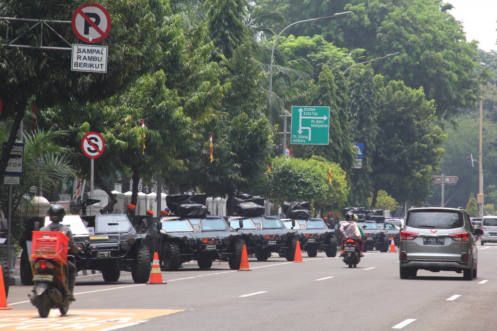Peringatan HUT TNI ke-76 selain dilaksanakan di Istana, TNI juga menggelar 112 Alutsista di sekitar Istana Merdeka tepatnya di sepanjang Jalan Medan Merdeka Barat, Jalan Merdeka Selatan dan Jalan Merdeka Utara, Jakarta Pusat.