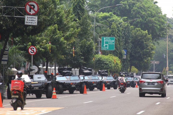 Peringatan HUT TNI ke-76 selain dilaksanakan di Istana, TNI juga menggelar 112 Alutsista di sekitar Istana Merdeka tepatnya di sepanjang Jalan Medan Merdeka Barat, Jalan Merdeka Selatan dan Jalan Merdeka Utara, Jakarta Pusat.