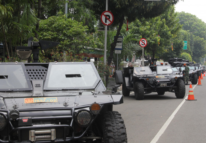 Kendaraan Rantis P6 dari kesatuan TNI Angkatan Darat, Aangkatan Udara dan Aangkatan Laut di Sepanjang Jalan Medan Merdeka Barat, Senin, 4 Oktober 2021.