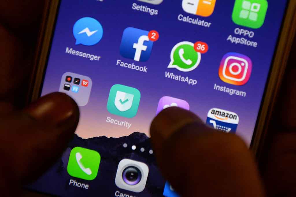 Layanan media sosial utama termasuk Facebook, Instagram, dan WhatsApp mengalami pemadaman besar-besaran pada  Senin, 4 Oktber 2021 malam WIB, yang berpotensi berdampak pada puluhan juta pengguna.