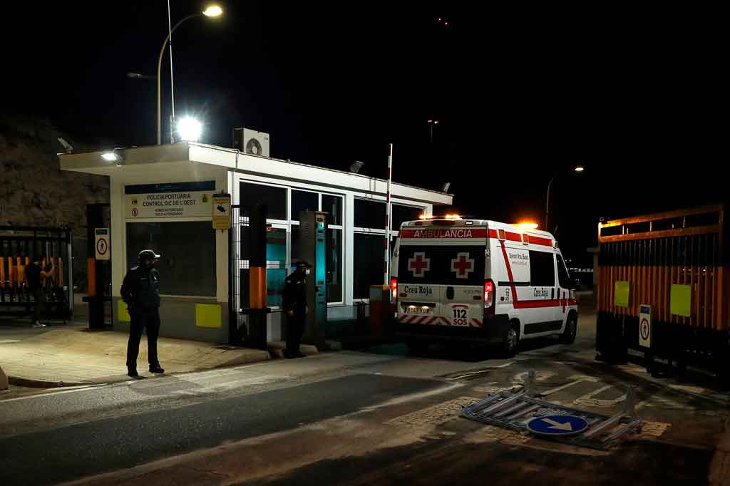 Tim penyelamat masih mencari tiga orang yang mungkin berada di dalam perahu darurat, yang biasa digunakan oleh para migran untuk menyeberangi Laut Tengah. 