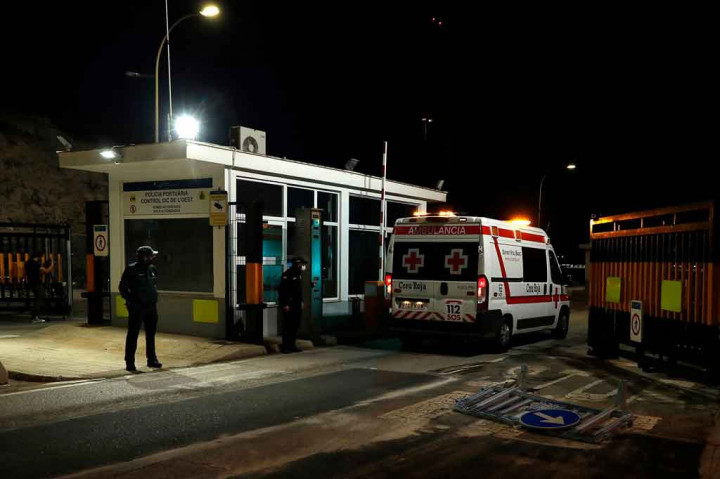 Tim penyelamat masih mencari tiga orang yang mungkin berada di dalam perahu darurat, yang biasa digunakan oleh para migran untuk menyeberangi Laut Tengah. 