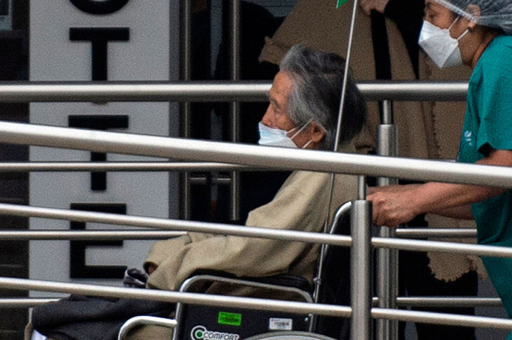 Mantan Presiden Peru Alberto Fujimori tiba di sebuah klinik swasta di Lima, pada 4 Oktober 2021. Fujimori, Senin, 4 Oktober 2021, menjalani operasi jantung setelah kesehatannya memburuk.