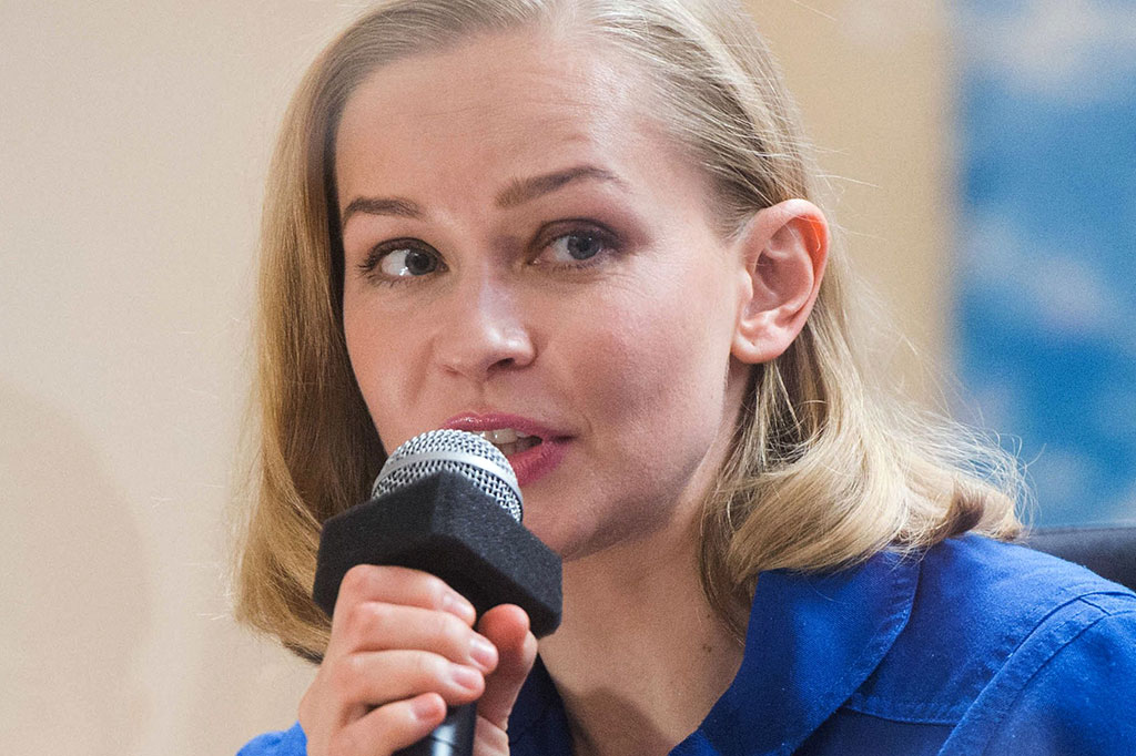 Aktris Peresild mengakui bahwa pelatihan untuk misi itu melelahkan, tetapi menurutnya ini adalah kesempatan sekali seumur hidup. Ia mengatakan sulit baginya untuk beradaptasi dengan disiplin dan tuntutan ketat yang diperlukan selama pelatihan.