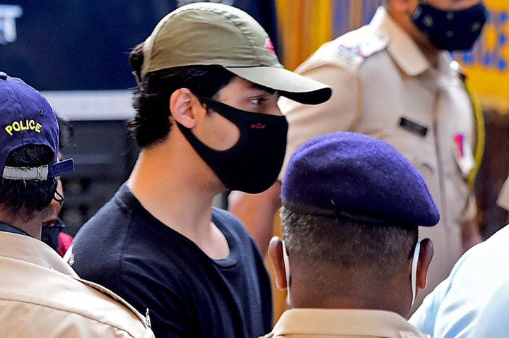 Pengadilan Mumbai menahan Aryan Khan, 23, putra bintang Bollywood Shah Rukh Khan atas kasus narkoba. Aryan Khan ditahan selama tiga hari mulai Senin, 4 Oktober 2021.