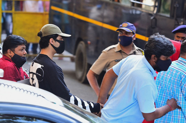 Aryan Khan ditangkap polisi pada Sabtu, 2 Oktober 2021 malam di Mumbai setelah ditemukan adanya narkotika. Pihak pengadilan lalu menempatkannya dan dua lainnya ke dalam tahanan Narcotics Control Bureau (NCB), badan federal yang menyelidiki kasus narkotika. Aryan dijadwalkan kembali ke pengadilan pada 7 Oktober 2021.